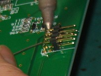 直角ヘッダーをはんだ付けする手